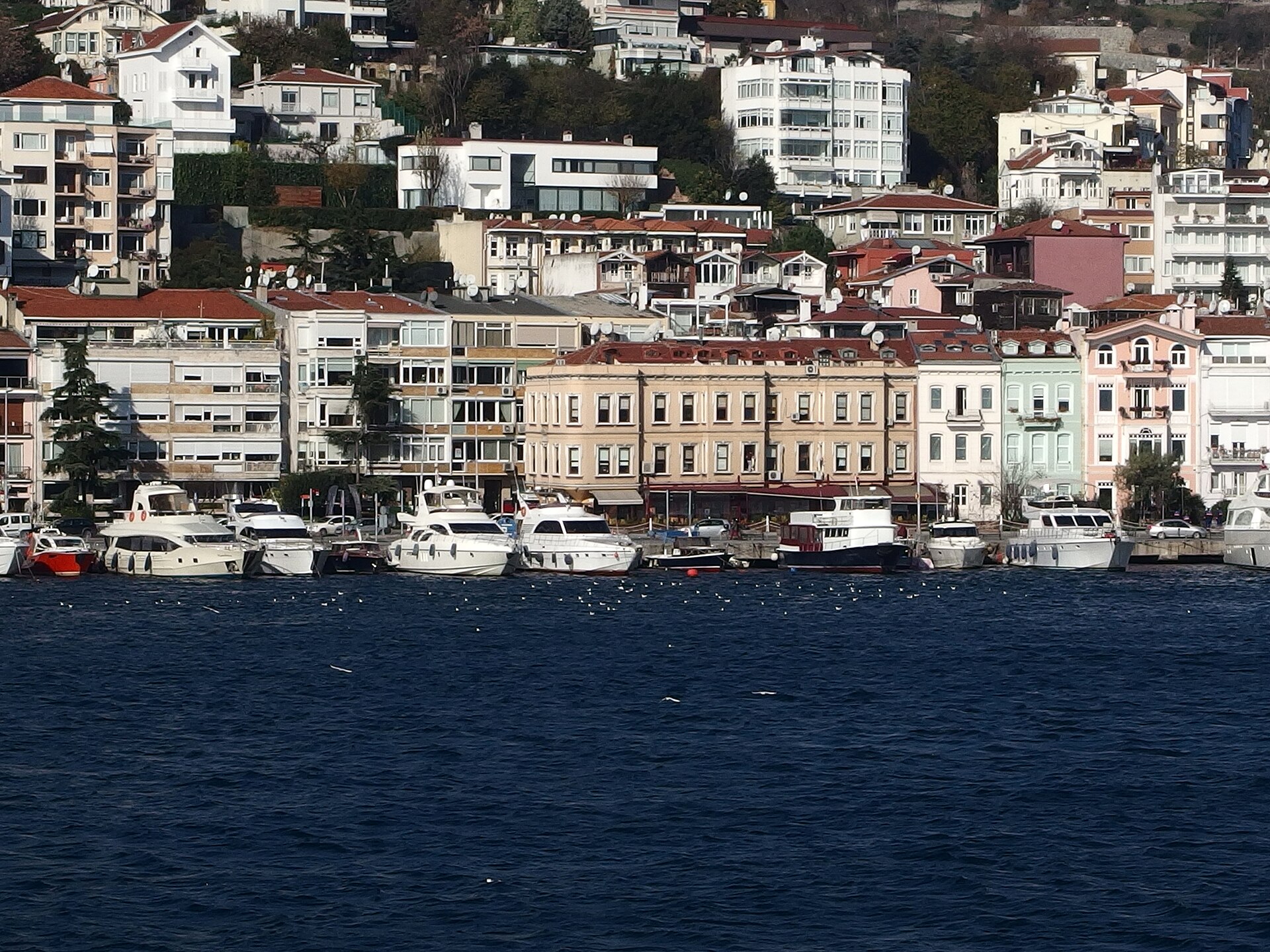 ÖRNEK: Arnavutköy'de Boğaz manzaralı yalı dairesi